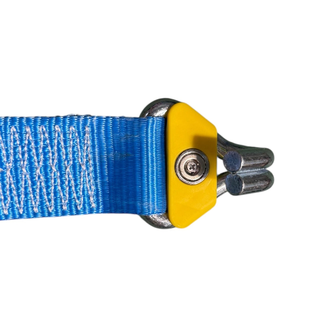 Ratchet Strap Magnetic Application Aid: Close-up of heavy-duty 50mm polyester webbing with zig-zag stitching, steel D-ring, yellow guard, double-prong hook, and magnet for secure load fastening.