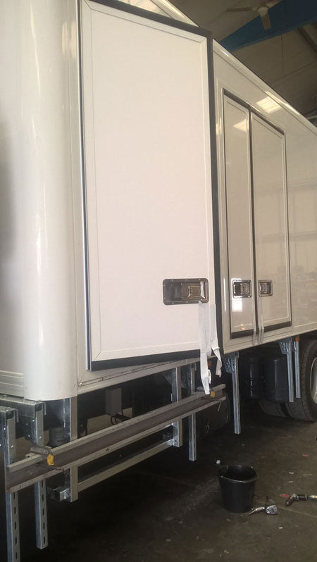 Tila Hinge 29mm x 2700mm, displayed on a white truck door, illustrating its robust interlinked aluminium profiles for versatile, maintenance-free use on trailers and vehicles.