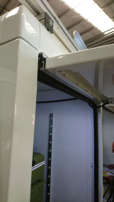 Tila Hinge 22mm x 3000mm, shown with interlinked aluminum profiles and black polyurethane for 180º operation, ideal for doors and flaps in trailers.