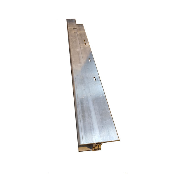 Side profile right AL215 VO.15: Close-up of an aluminum side profile with holes, designed for VO.15 lifts, highlighting its structural features.
